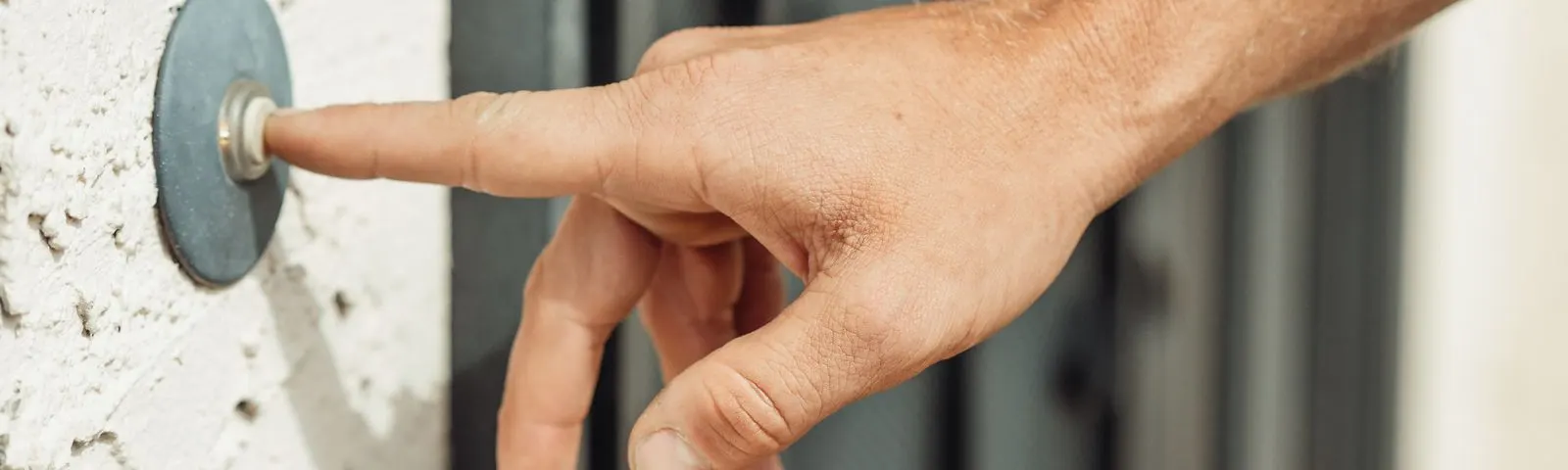 Sonnette connectée installée à côté d'une porte d'entrée